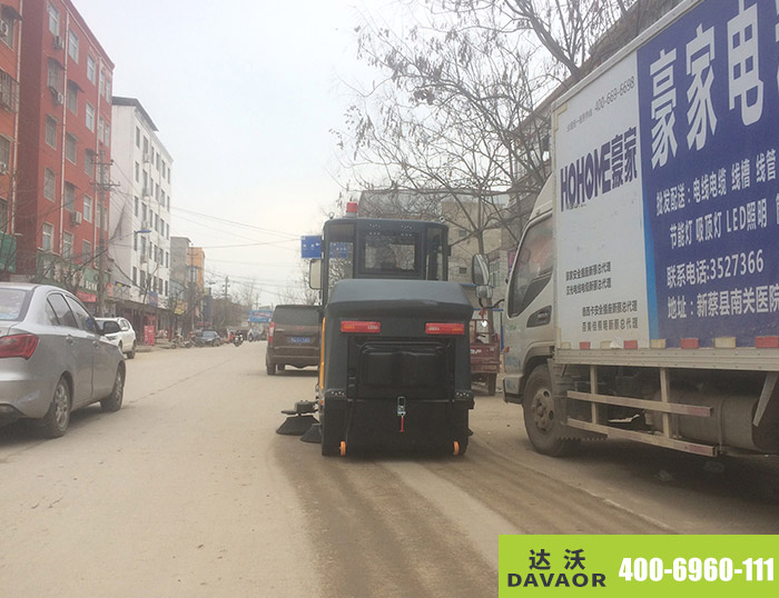 達沃C190駕駛式掃地機服務(wù)于馬路2