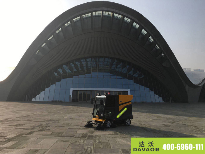 達(dá)沃C200全封閉式道路清掃機服務(wù)于體育館