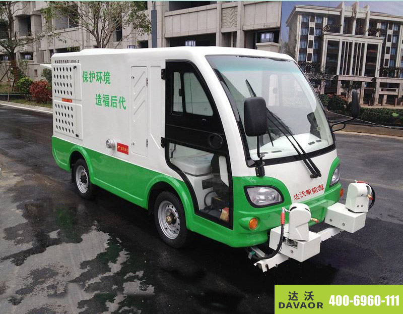 達(dá)沃電動高壓洗地車服務(wù)于道路2